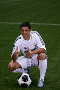 Cicinho, new Real Madrid signing (AFP)