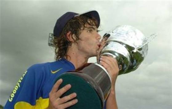 Fernando Gago of Boca Juniors kisses trophy (AFP)