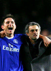 Lampard and Mourinho of Chelsea celebrates (AFP)