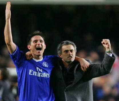 Lampard and Mourinho of Chelsea celebrates (AFP)
