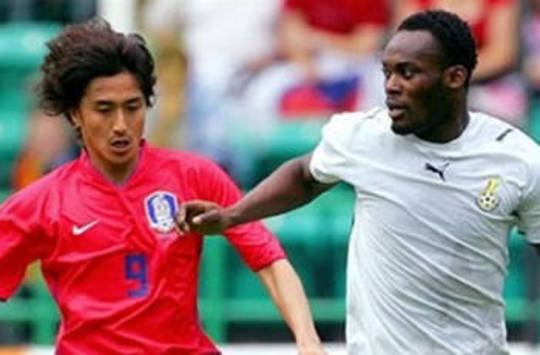 Friendly: Jung Hwan Ahn (Korea) and Essien (Ghana) (AFP)
