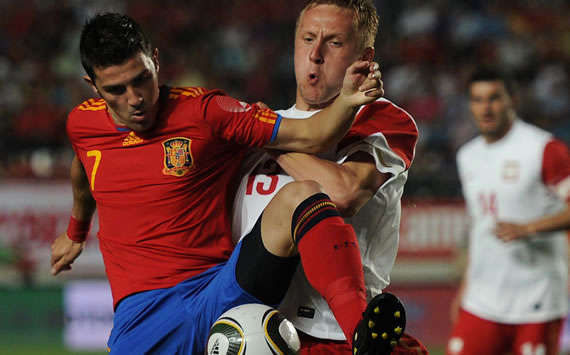 David Villa takes on Poland's Kamil Glik during Spain's 6-0 friendly win (Getty Images)