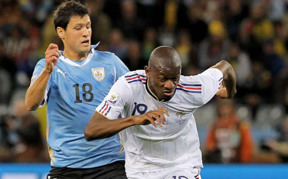 Kampf um jeden Zentimeter: Uruguay Ignacio Gonzalez gegen Frankreichs Abou Diaby. (Gettyimages)