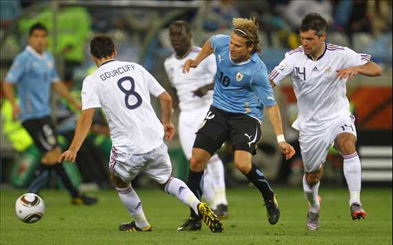 FIFA World Cup : Diego Forlan (Uruguay) vs Jeremy Toulalan & Yoann Gourcuff (France) - (Gettyimages)