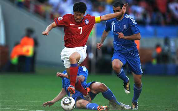 Südkoreas Park Ji-Sung im Zweikampf mit dem Griechen Avraam Papadopoulos
