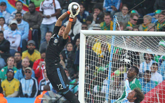 World Cup Group Match (B) Argentina - Nigeria: Keeper Sergio Romero up in the air (Goal.com)