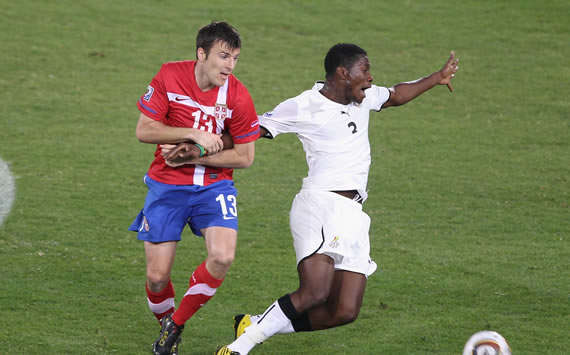 Serbiens Aleksandar Lukovic foult Asamoah Gyan (Ghana) und sieht dafür die rote Karte (Getty Images)