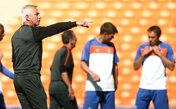Bert van Marwijk gibt seinen Niederländern Anweisungen (Abolfazl Amanollah)