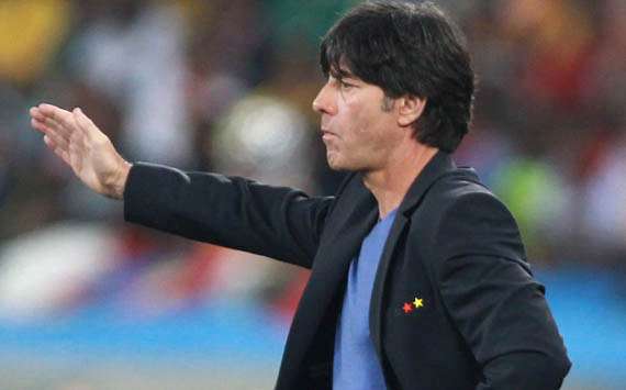 Löw dirigiert das DFB-Team (Bongarts/Getty)