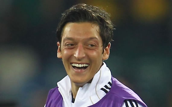 Mesut Özil hat gut Lachen, zeigte eine überragende Leistung gegen Australien (Getty Images)