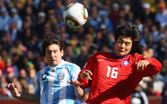 Lionel Messi im Zweikampf gegen Ki Sung-Yueng (Getty Images)
