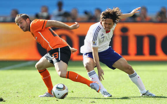 WC 2010 - Van Der Vaart vs Endo (Netherlands - Japan) Getty Images