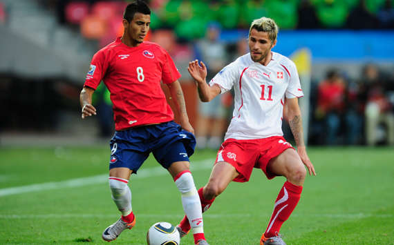 Chile - Schweiz: Valon Behrami sah nach einem Zweikampf mit Arturo Vidal die rote Karte (Getty Images)