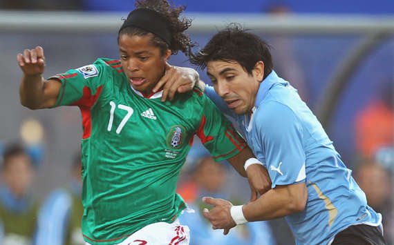 Mexikos Dos Santos und Uruguays Fucile im Duell (Getty Images)