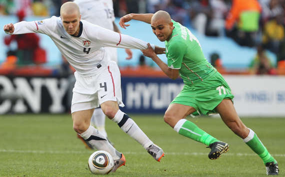 Wer bekommt den Ball? - Bradley oder Djebbour? (Getty Images)