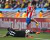 Nelson Valdez (P), Leo Bertos (NZ) - Paraguay-New Zealand - WC2010 (Getty Images)
