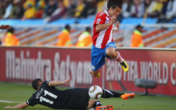 Nelson Valdez hat es gegen Leo Bertos nicht leicht (Getty Images)