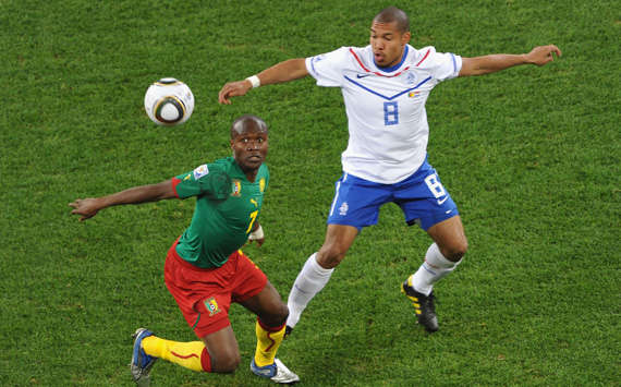 Landry N'Guemo von Kamerun und der Niederländer Nigel De Jong bitten zum Tanz (Getty Images)