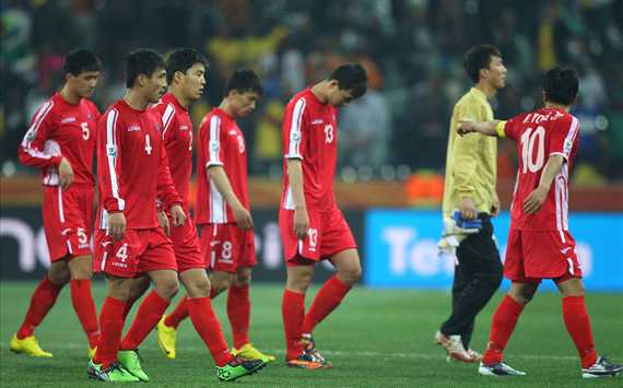 Helden sehen anders - die nordkoreanische Nationalmannschaft schied mit drei Niederlagen aus (Getty Images)