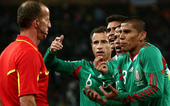 WC 2010: Argentina vs Mexico, Salcido (r), Toorado (l) (Goal.com)