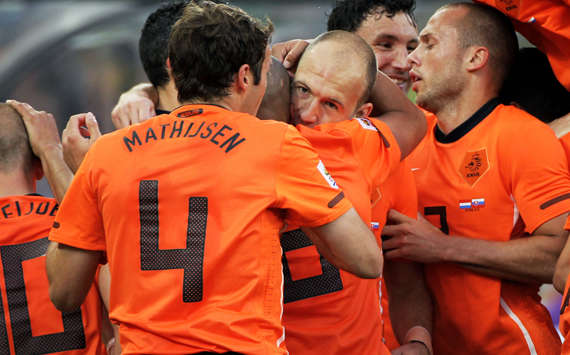 Half-Time Report: Netherlands 1-0 Slovakia: Arjen Robben Special Has Oranje Looking Good