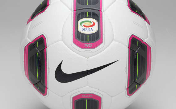 Il pallone ufficiale della Serie A 2010/11 realizzato dalla Nike