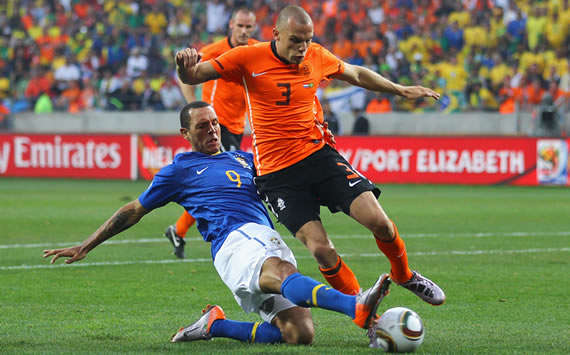 Luis Fabiano grätscht gegen Heitinga (Getty)
