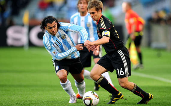 Lahm hat Tevez bis zum Ende gut im Griff (Getty Images)