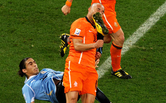 Autsch! Martin Caceres bricht bei dieser Aktion Demy De Zeeuw fast den Kiefer (Getty Images)
