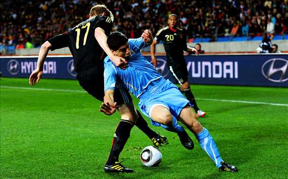 FIFA World Cup 2010 - Uruguay vs Germany - Per Mertesacker vs Luis Suarez (Getty images)