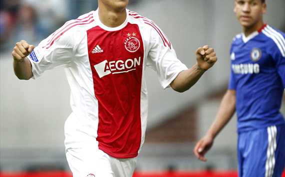 Hyun Jun Suk viert zijn doelpunt tegen Chelsea (PROSHOTS)