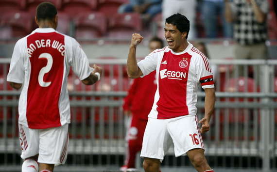 Ajax - PAOK, Luis Suarez juicht na de 1-0 (PROSHOTS)