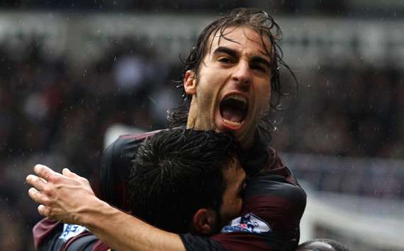  Premier League,Mathieu Flamini, Cesc Fabregas and Emmanuel Eboue of Arsenal (Getty Images)