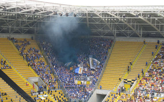 Kleine Pyro-Einlage bei Dynamo Dresden gegen CZ Jena (Goal.com) 
