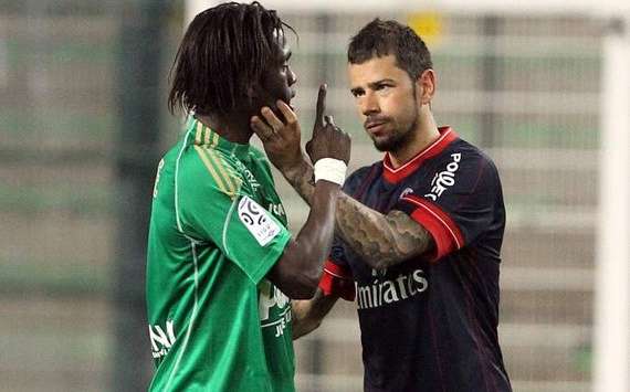 Ligue 1 : Pape Diakhate (AS Saint-Etienne) vs Mateja Kezman (Paris Saint-Germain) - (Panoramic)