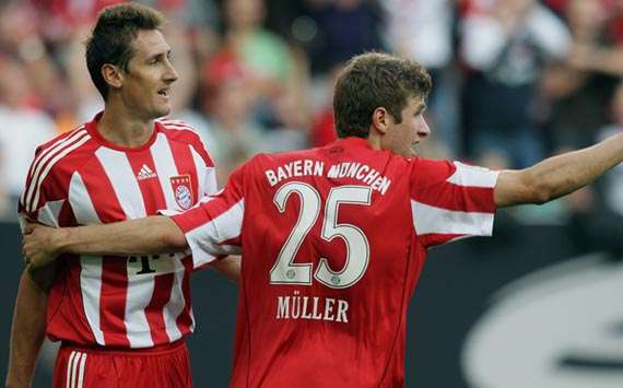 Miroslav Klose und Thomas Müller feiern den 2:0-Finalsieg im Supercup 2010 (Getty)