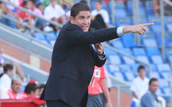 El entrenador Juan Carlos Garrido, dando indicaciones durante un partido con el Villarreal