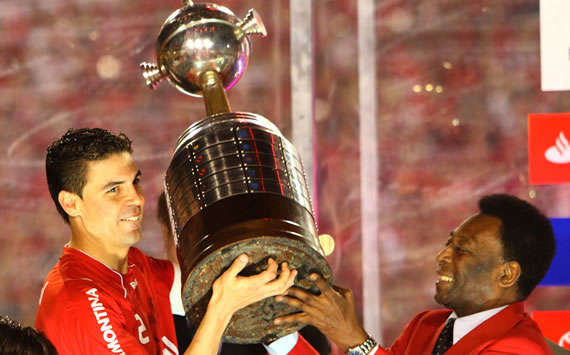 Bolivar recebe a taça de Pelé - Internacional Campeão da Libertadores - (Jeferson Bernardes - VIPCOMM)
