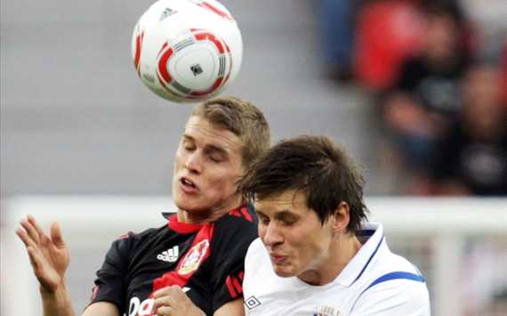 Lars Bender geht zum Kopfballduell hoch (Bongarts)