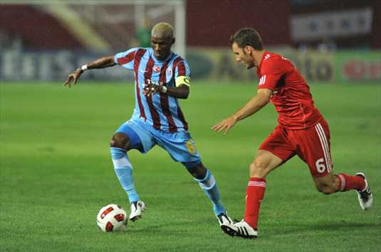 Liverpool's Fabio Aurelio shadows Ibrahima Yattara of Trabzonspor during Europa Leaue tie (trabzonspor.org.tr)