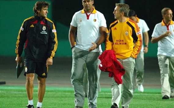 UEFA Europa Leauge: Frank Rijkaard and his assistants (Galatasaray) (galatasaray.org)