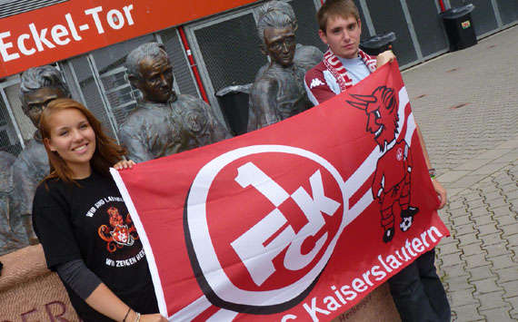 Doppelte Liebe: Catherine S. und Max S.  zeigen Flagge beim FCK-Spiel gegen Bayern (Weinacht/Goal.com)