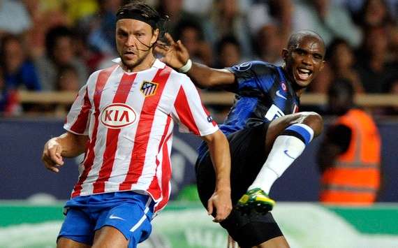 Samuel Eto'o looks a tad unorthodox chasing down Tomas Ujfalusi in the UEFA Supercup (Getty Images)