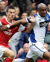 BPL - Blackburn Rovers vs Arsenal,El Hadji Diouf and Laurent Koscielny (Getty Images)