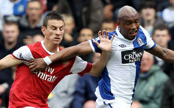 BPL - Blackburn Rovers vs Arsenal,El Hadji Diouf and Laurent Koscielny (Getty Images)