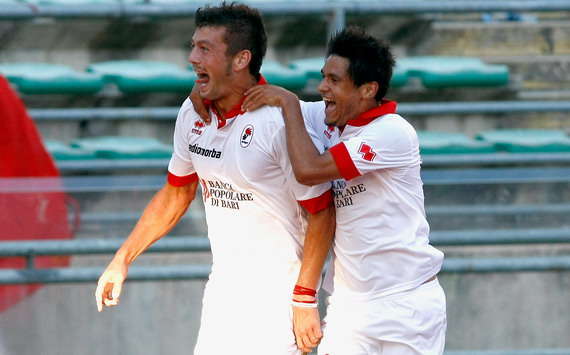 Barreto festeggia con Donati il goal del vantaggio del Bari sulla Juventus (Getty Images)