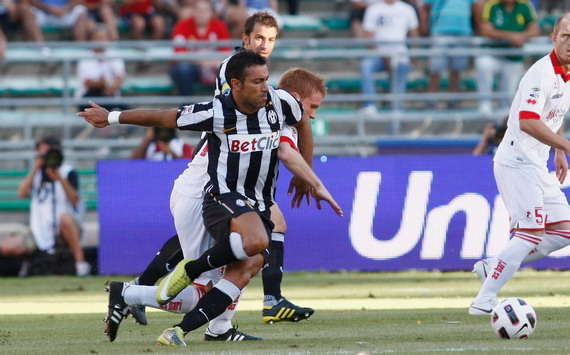 Quagliarella lotta per la palla con Gazzi durante Bari-Juventus (Getty Images)