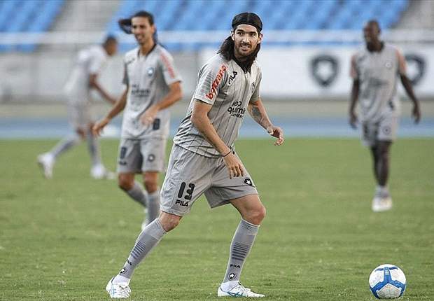 Por Loco Abreu, dirigente do Figueirense chega hoje ao Rio