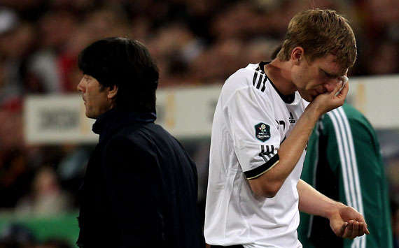 Per Mertesacker zog sich einen Bruch des Augenhöhlenbodens zu (Getty Images)