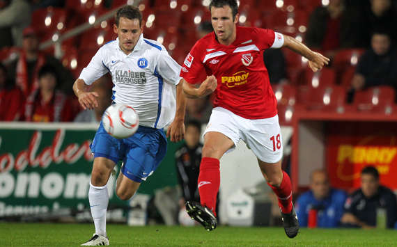 Zehn Tore im Montagsspiel der 2. Liga: Energies Kruska (re.) und den Karlsruher Fink (Getty Images)